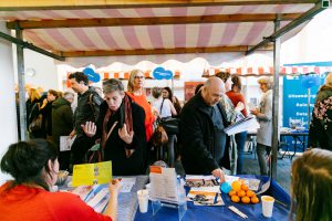 participatiemarkt-haarlem-2019-marktkraam-met-bezoekers-MR